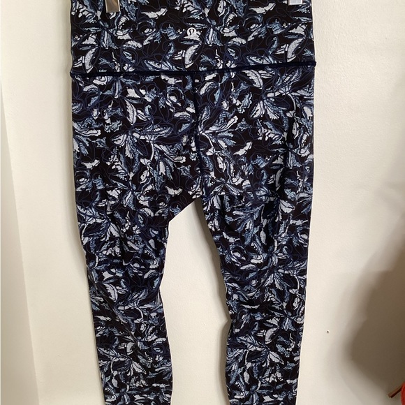 Lululemon Wunder Under Hi-Rise Tight 28"
Embellished Multi- Size 6 - Picture 5 of 5